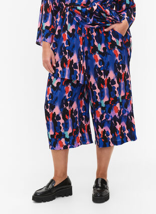 Löst sittande culotte-byxor i viskos, Colorful Animal, Model image number 2