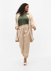 Satin Cargo Byxor, Humus, Model
