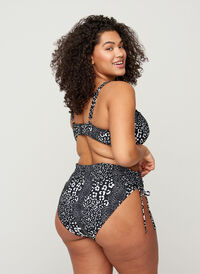 Bikiniunderdel med print, Mix Leo Print, Model