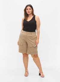 Shorts med påsydda fickor, Humus, Model