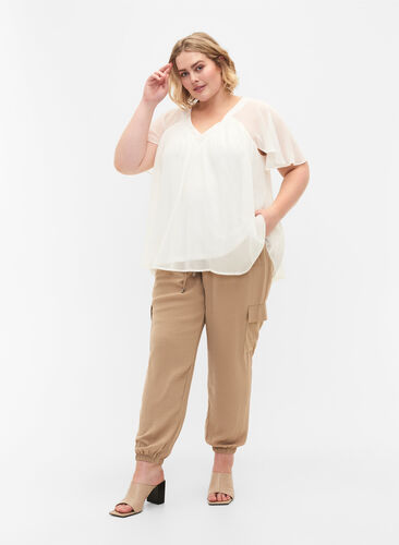Enfärgad blus med fladdermusärmar och V-ringad hals, Warm Off-white, Model image number 2
