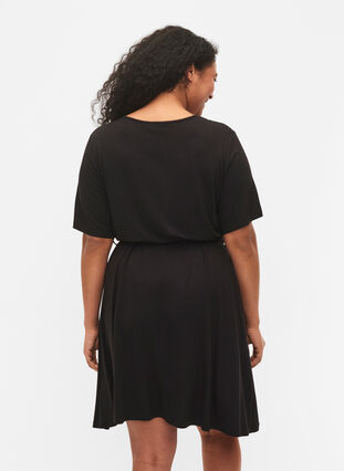 Omlottklänning i viskos med korta ärmar, Black, Model image number 1