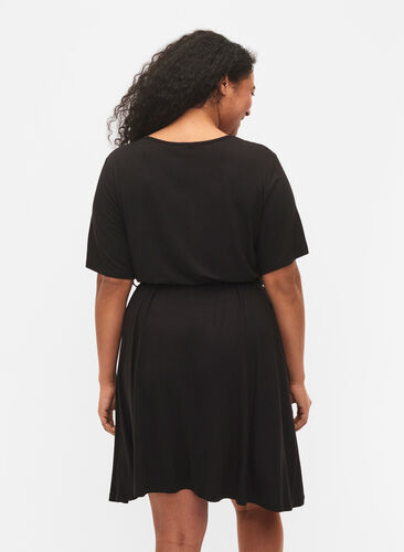 Omlottklänning i viskos med korta ärmar, Black, Model image number 1