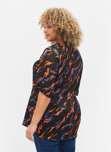 Kortärmad blus i viskos med tryck, Black Tiger AOP, Model image number 1