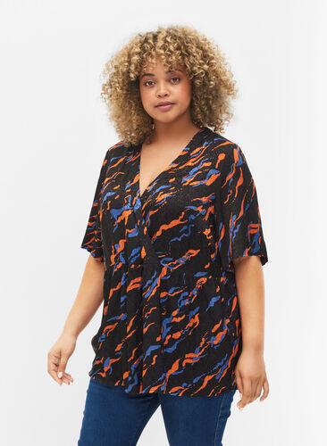Kortärmad blus i viskos med tryck, Black Tiger AOP, Model image number 0