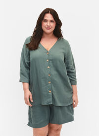 V-ringad blus i viskos med knappar, Balsam Green, Model
