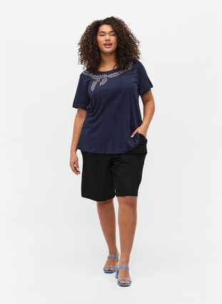 Bermudashorts i viskos med fickor, Black, Model image number 2