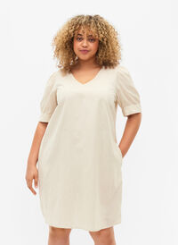 V-ringad klänning i bomullsblandning med linne, Sandshell, Model