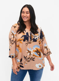 Blus i viskos med 3/4 ärmar, Blue Flower AOP, Model