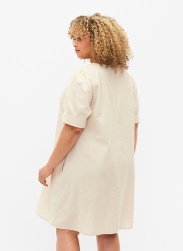 V-ringad klänning i bomullsblandning med linne, Sandshell, Model image number 1
