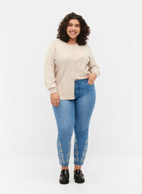 Croppade Emily jeans med broderi, Blue denim, Model