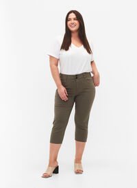 Kroppsnära capribyxor i viskosmix, Dusty Olive, Model