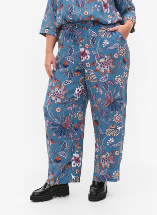 Byxor med lös passform i viskos med tryck, Smoke Blue Paisley, Model image number 2
