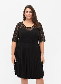 Kortärmad klänning med spets, Black, Model