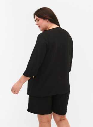 V-ringad blus i viskos med knappar, Black, Model image number 1
