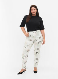 Högmidjade Amy jeans med blommönster, White Flower AOP L78, Model