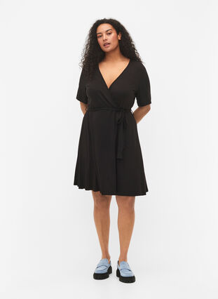 Omlottklänning i viskos med korta ärmar, Black, Model image number 2
