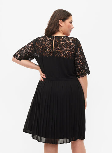 Kortärmad klänning med spets, Black, Model image number 1