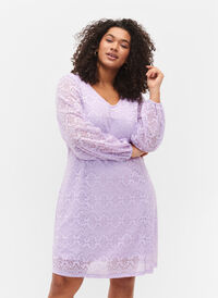 V-ringad klänning i spets med långa ärmar, Pastel Lilac, Model