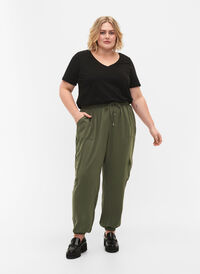 Enfärgade cargobyxor med stora fickor, Black Olive, Model