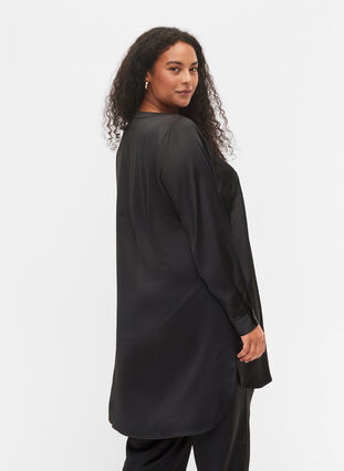 Lång skinande skjorta med slits, Black, Model image number 1