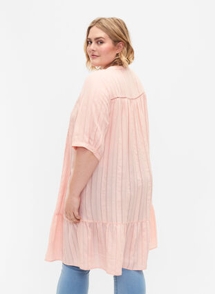 Randig klänning i viskos med spetsdetaljer, Strawberry Cream, Model image number 1