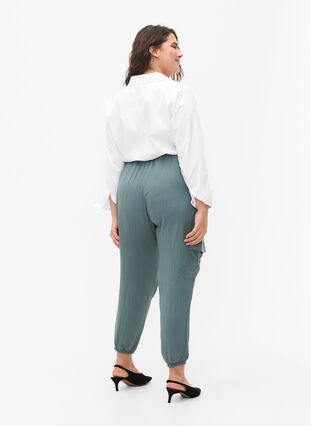 Löst sittande byxor i viskos med stora fickor, Balsam Green, Model image number 1