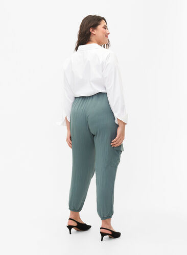 Löst sittande byxor i viskos med stora fickor, Balsam Green, Model image number 1