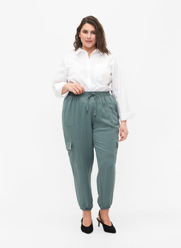 Löst sittande byxor i viskos med stora fickor, Balsam Green, Model image number 0