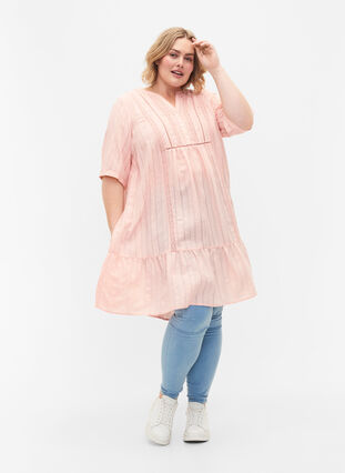 Randig klänning i viskos med spetsdetaljer, Strawberry Cream, Model image number 2