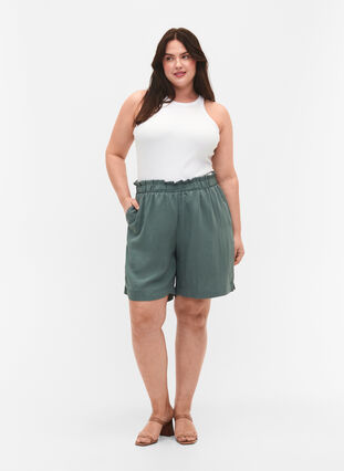 Löst sittande shorts i viskos, Balsam Green, Model image number 3