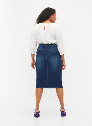 Knälång jeanskjol med slits, Dark blue denim, Model image number 1