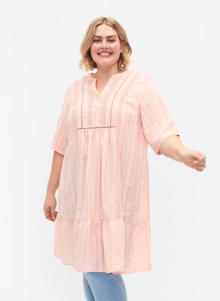 Randig klänning i viskos med spetsdetaljer, Strawberry Cream, Model image number 0