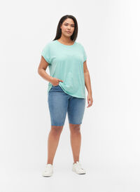 Långa denimshorts med rå kant, Blue denim, Model