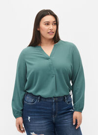 Enfärgad blus med v-hals, Mallard Green, Model