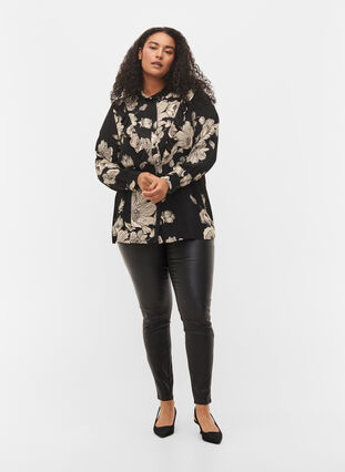Blommig viskosskjorta med volanger, Black White AOP, Model image number 2