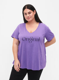 V-ringad t-shirt i bomull med texttryck, Deep Lavender ORI, Model