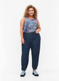 Cargojeans med fickor, Dark blue denim, Model