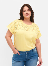 Löst sittande t-shirt med broderi anglaise, Popcorn, Model