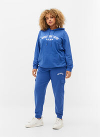 Sweatpants med cargofickor, Dazzling Blue, Model