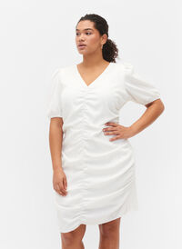 Kortärmad klänning med drapering och struktur, Bright White, Model