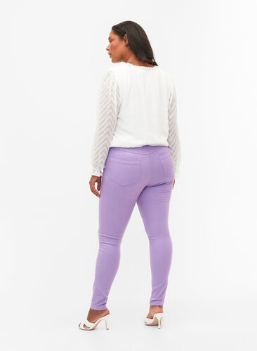 Högmidjade Amy jeans med super slim passform, Chalk Violet, Model image number 1