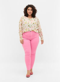 Högmidjade Amy jeans med super slim passform, Rosebloom, Model