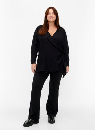Långärmad blus i viskos med omlottlook, Black, Model image number 2