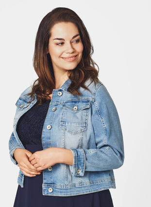 Ljus jeansjacka med bröstfickor, Light blue denim, Model image number 1