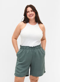 Löst sittande shorts i viskos, Balsam Green, Model
