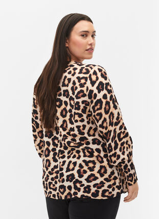 Mönstrad viskosblus med smock, Leo AOP, Model image number 1